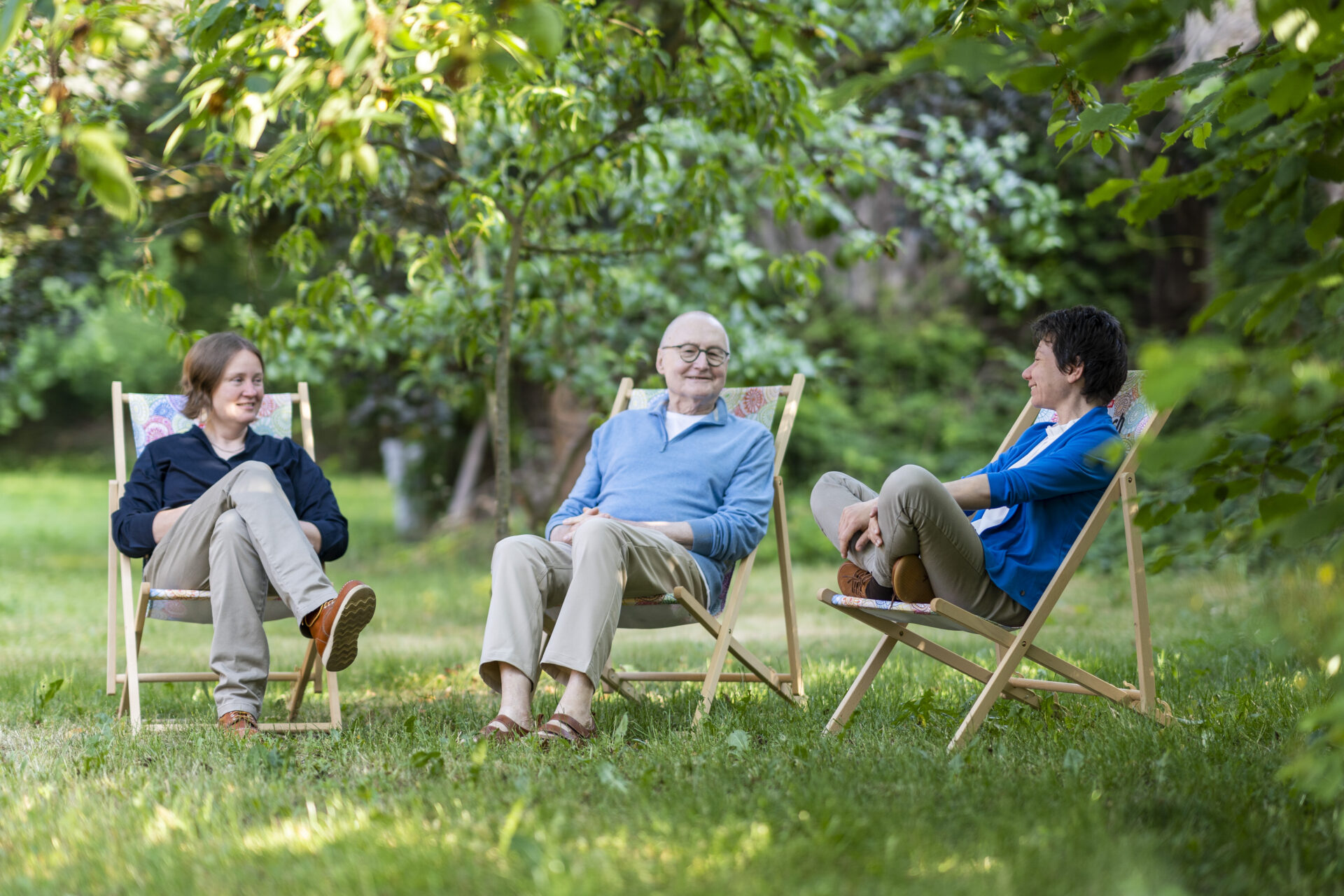 Die Lehrcoaches Dr. Antje Heyer, Eberhard Bohrisch und Diane Wood im Garten des Sinnreich Wendland