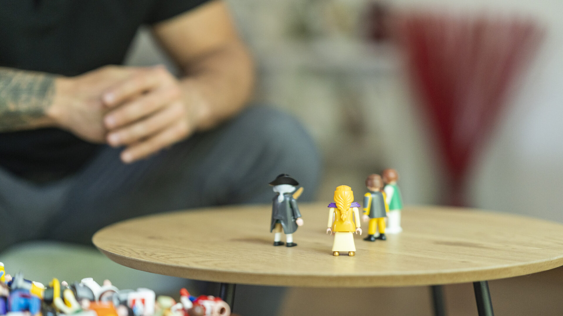 Aufstellungsarbeit mit Spielfiguren auf dem Tisch