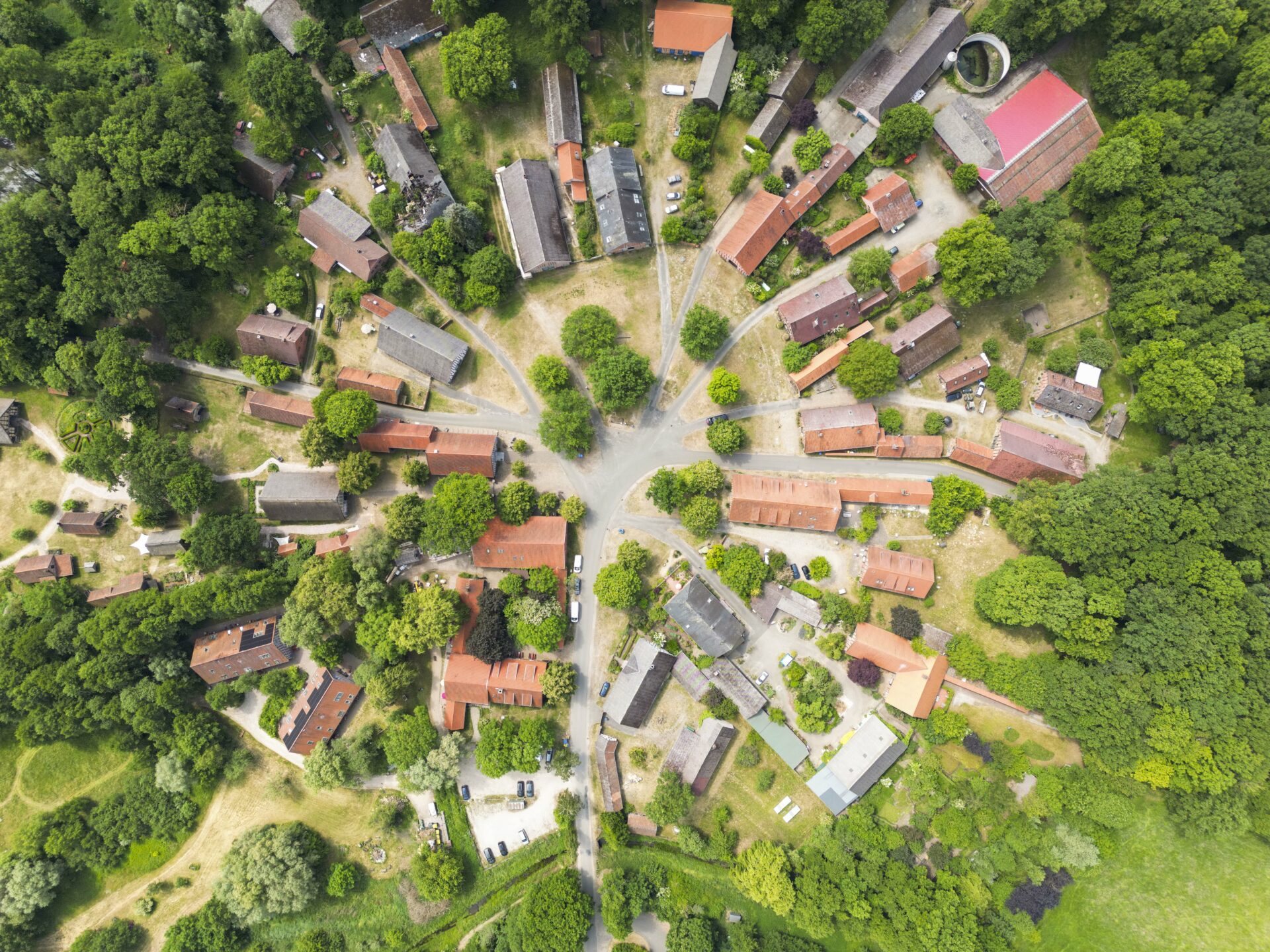 Luftbild des Rundlingsdorfs Lübeln im Wendland – Lernort Sinnreich Wendland