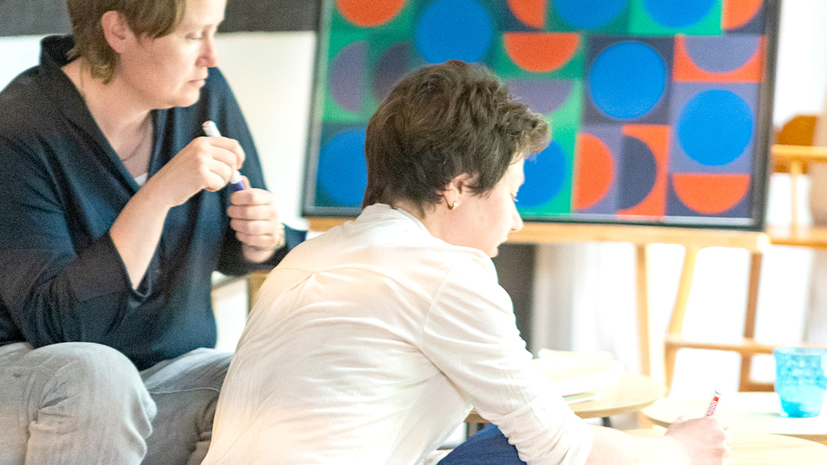 Seminarsituation im Sinnreich Wendland: Teilnehmerin arbeitet am Flipchart