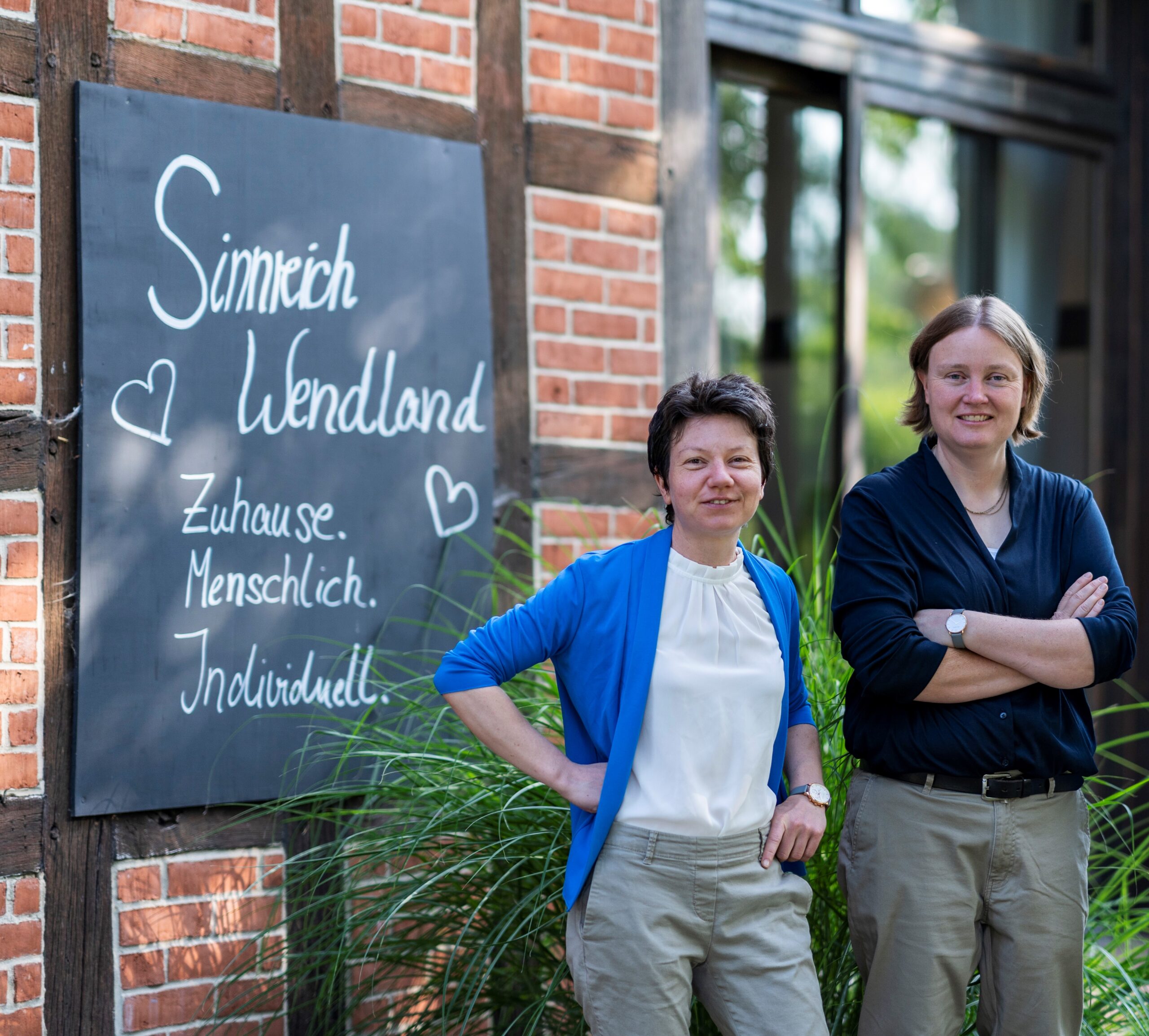 Antje und Diane vor dem Sinnreich Wendland